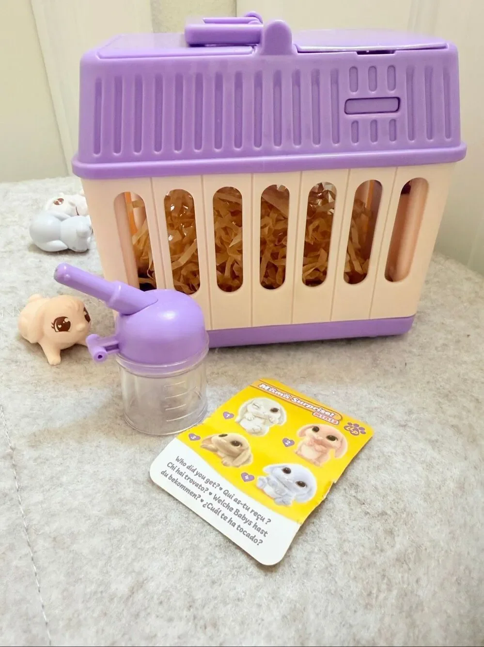 Little Live Pets - Mama Surprise Minis. Feed and Nurture a Lil' Bunny Inside